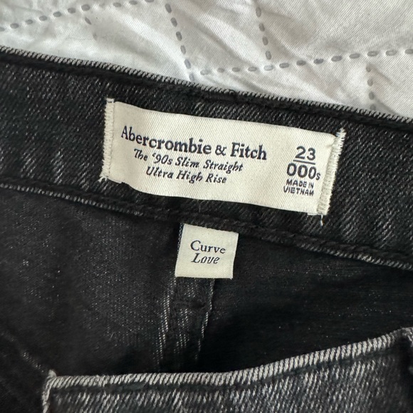 Abercrombie & Fitch Curve Love Ultra High Rise 90s Straight Jean in Black - Picture 3 of 3